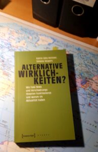 Buchcover: Alternative Wirklichkeiten? Wie Fake News und Verschwörungstheorien funktionieren... - Foto von O. Fritz